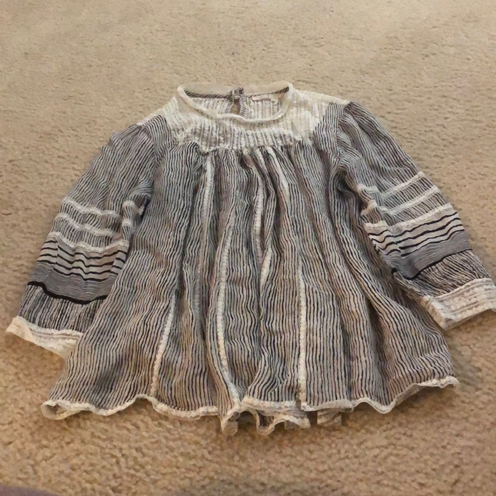 Sheer flowy, lacie neckline blouse.